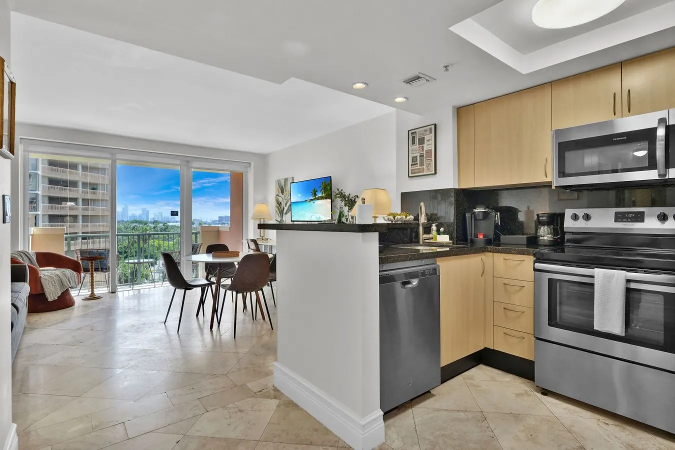 Modern Bay View Balcony in the Grove Free Parking 4