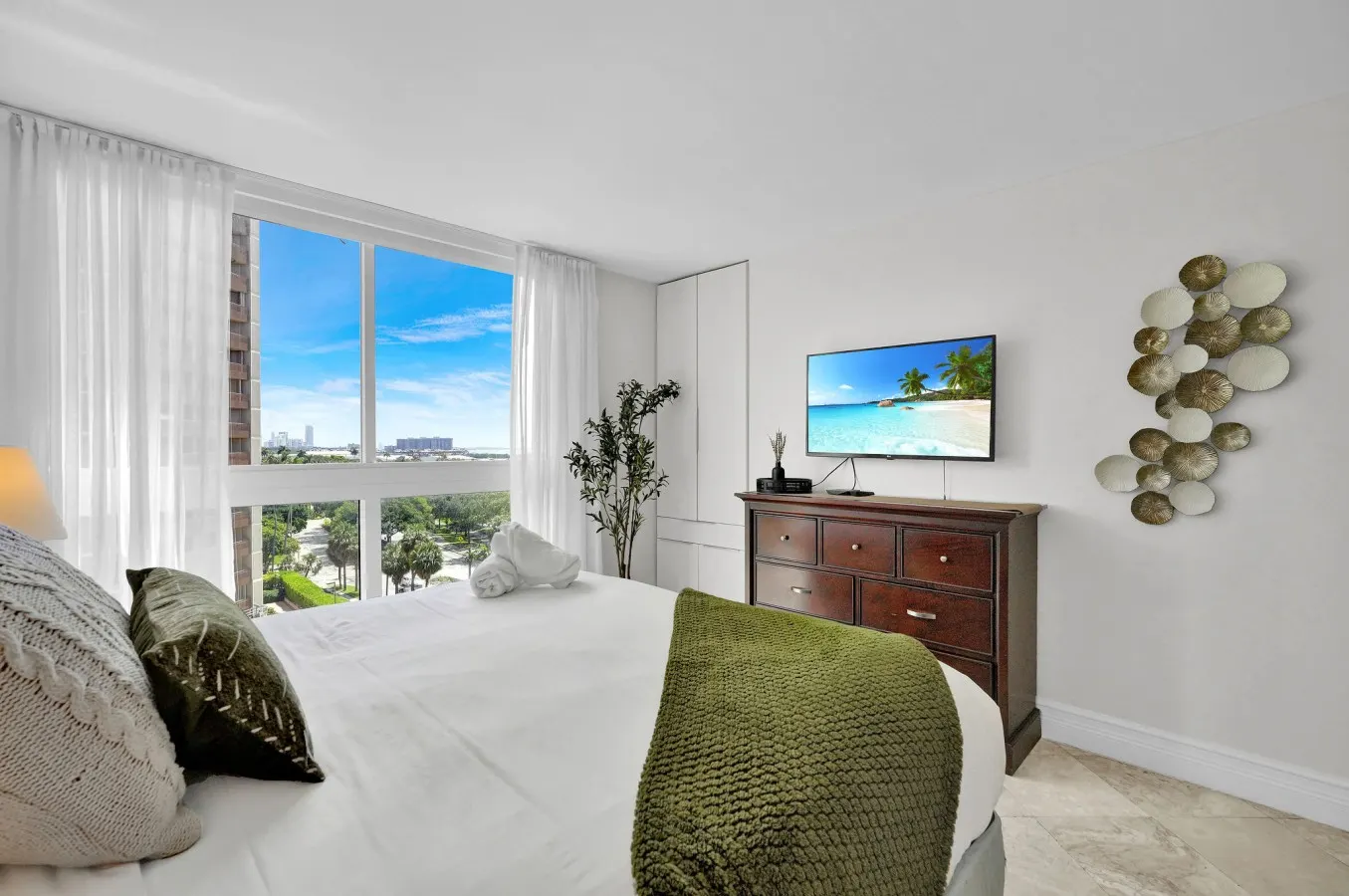 Modern Bay View Balcony in the Grove Free Parking 5