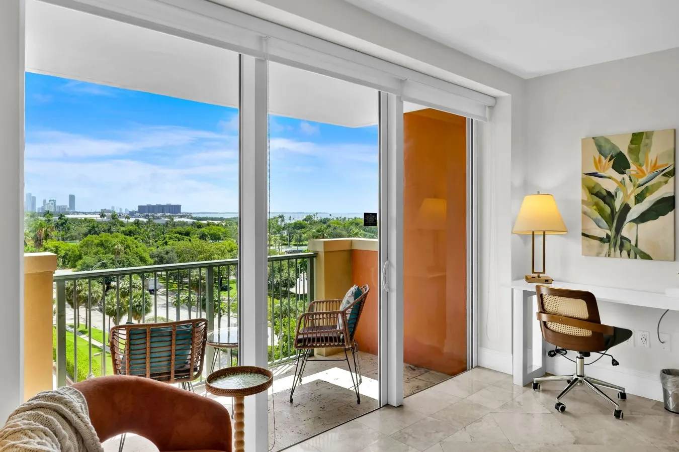 Modern Bay View Balcony in the Grove Free Parking 8