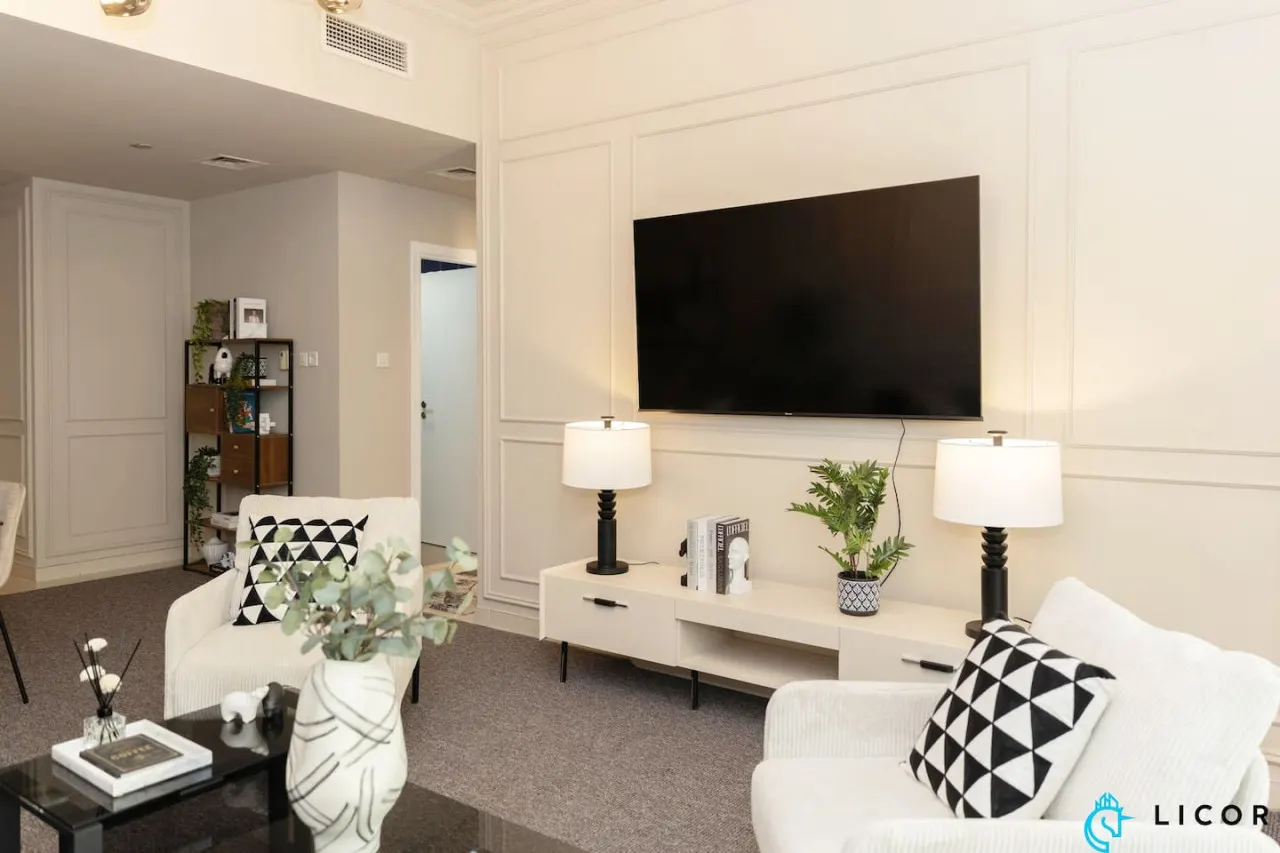 Prime Spacious 2 BR Apt, Burj Khalifa & Canal View — photo 3