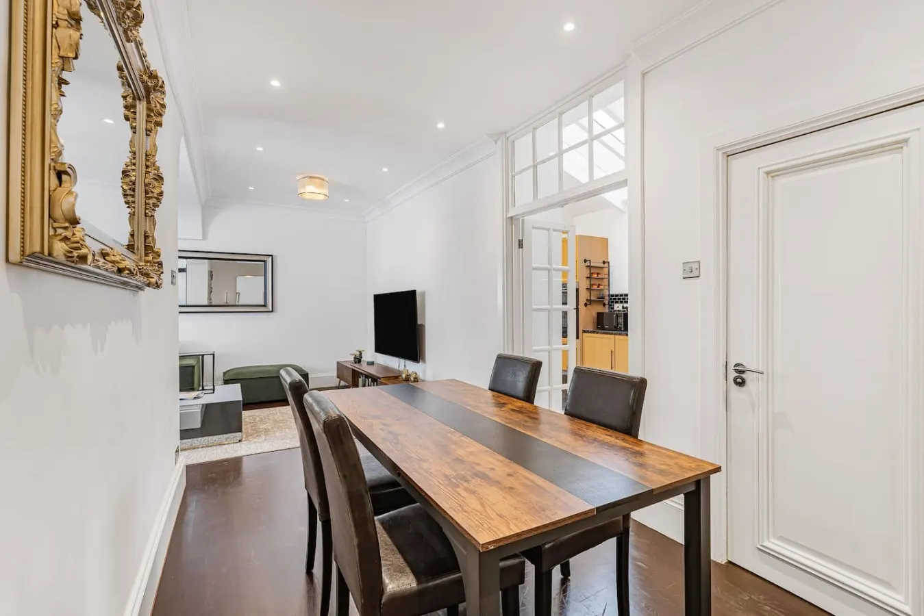 South Kensington 3-Bed Mews Near Hyde Park 9