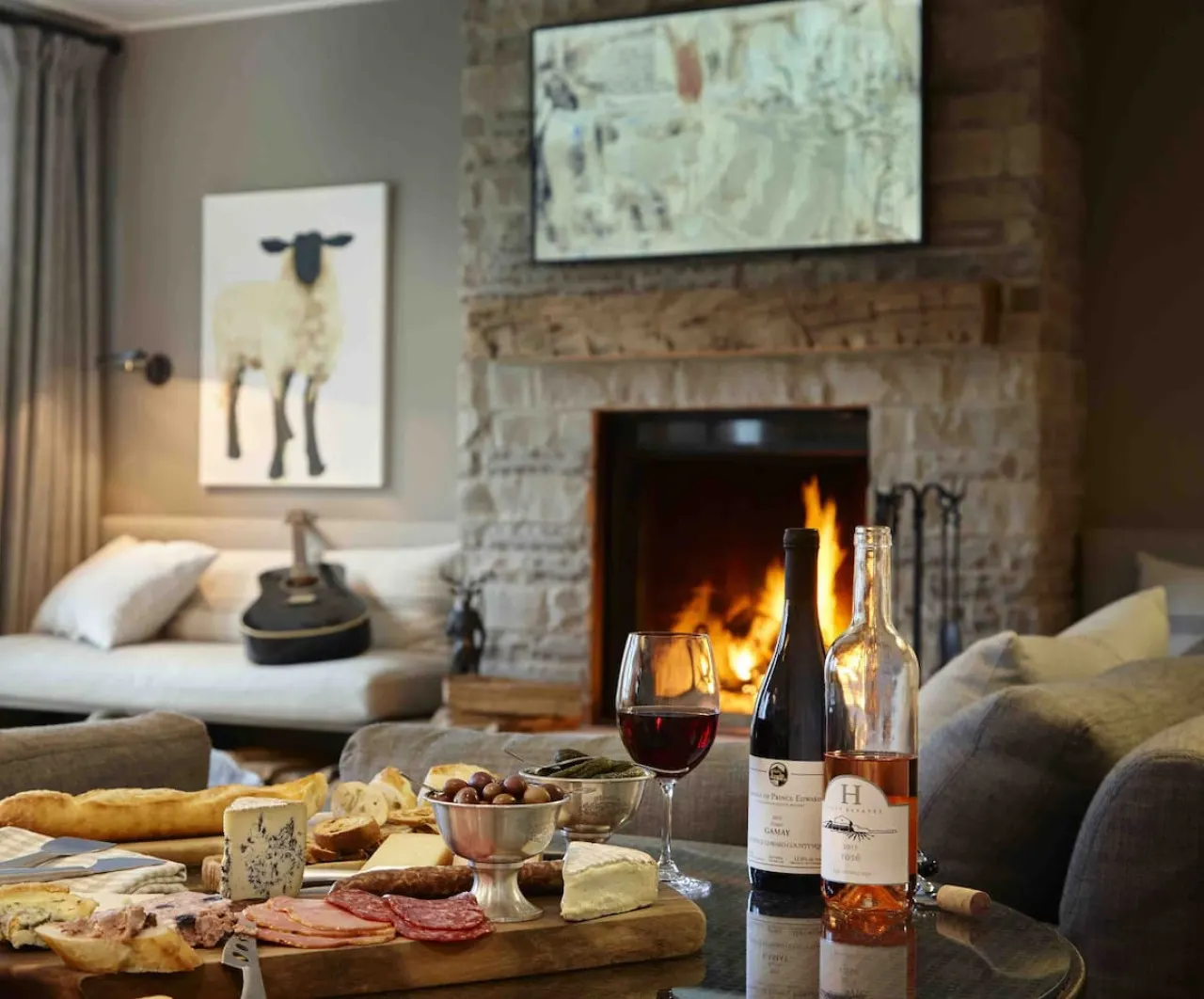 Luxurious Farmhouse on Westlake/Stunning Sunset View, Near Sandbanks, 2 indoor Fireplaces, Outdoor Firepit 1