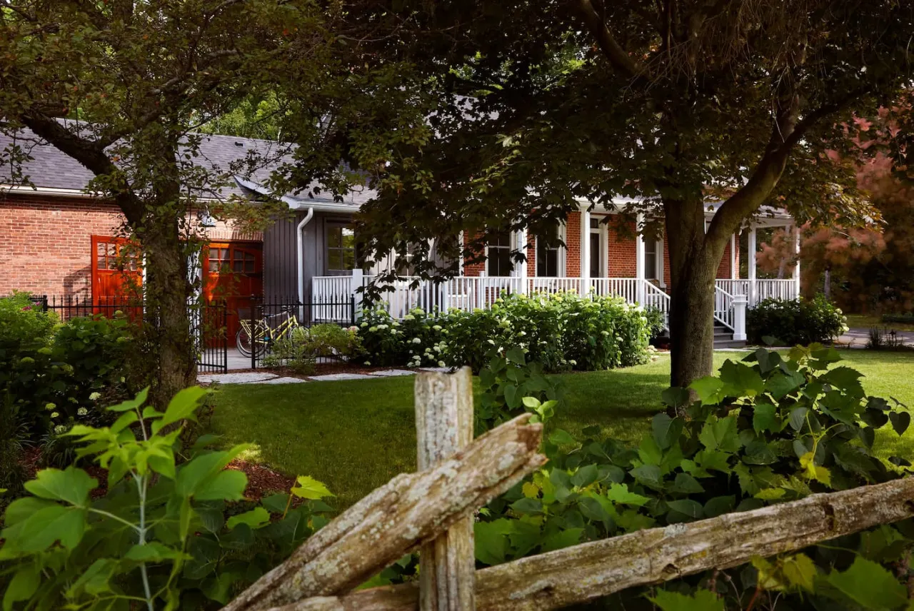 Luxurious Farmhouse on Westlake/Stunning Sunset View, Near Sandbanks, 2 indoor Fireplaces, Outdoor Firepit 2