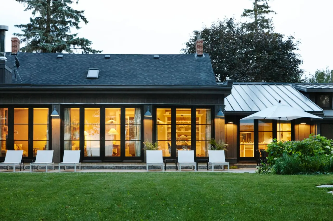 Luxurious Farmhouse on Westlake/Stunning Sunset View, Near Sandbanks, 2 indoor Fireplaces, Outdoor Firepit 3