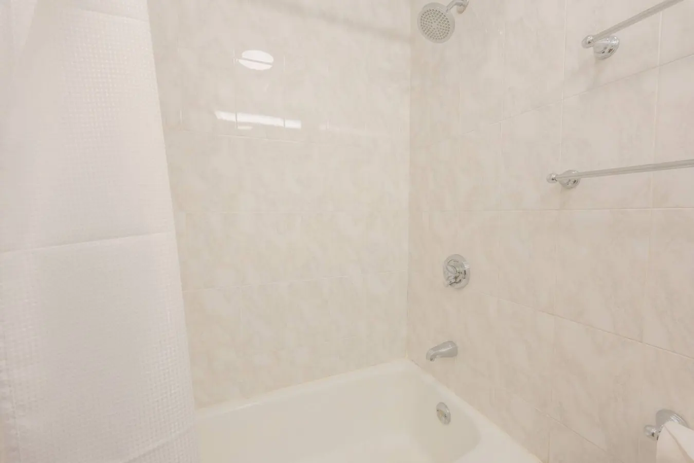 Bay Village Charming 1 Bedroom Apartment 4