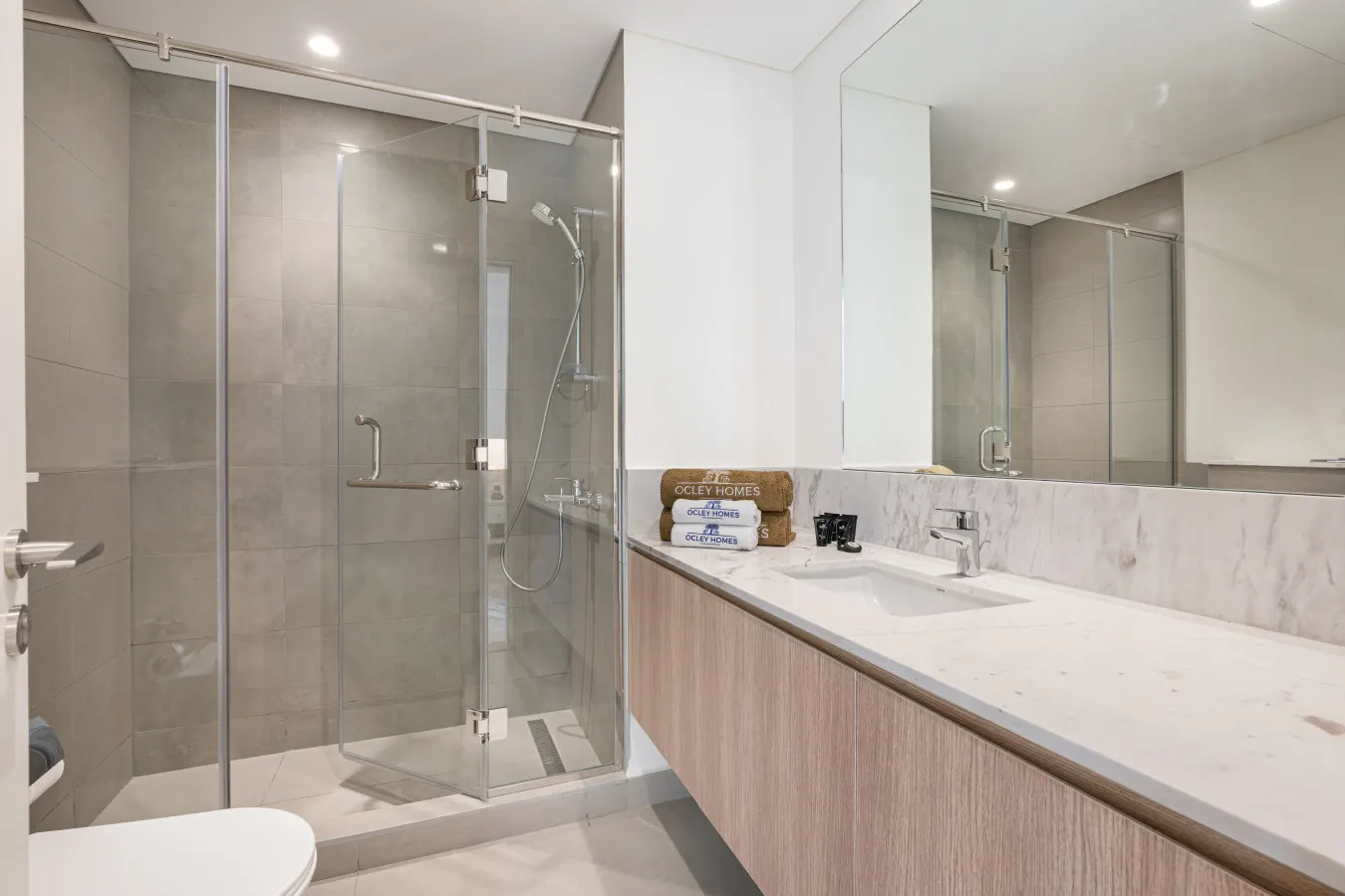 Luxe 6BR Semi-Detached Villa Steps from the Lagoon 15