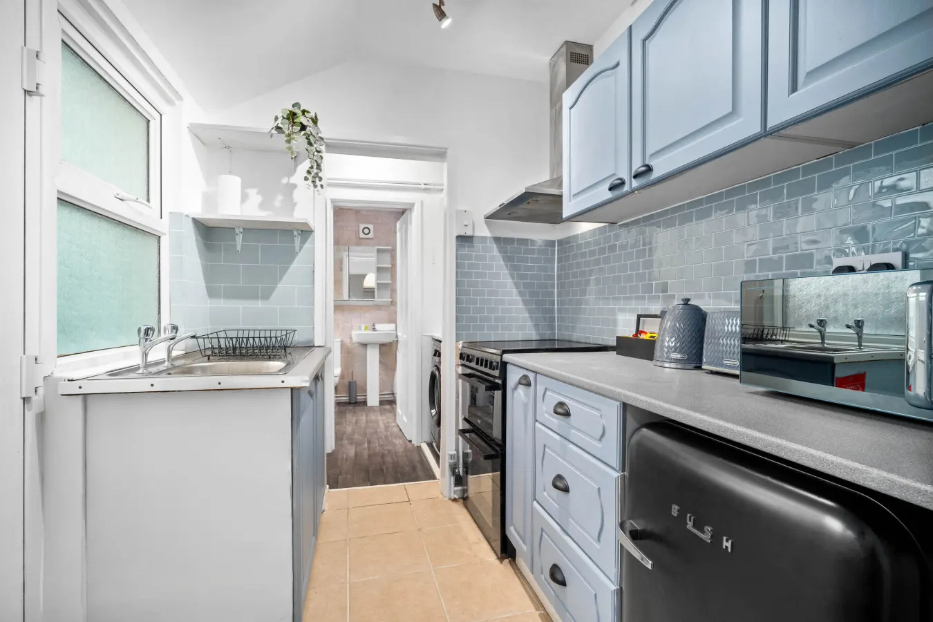 Modern Three Bedroom House - 6 Guests - Garden - Parking 14