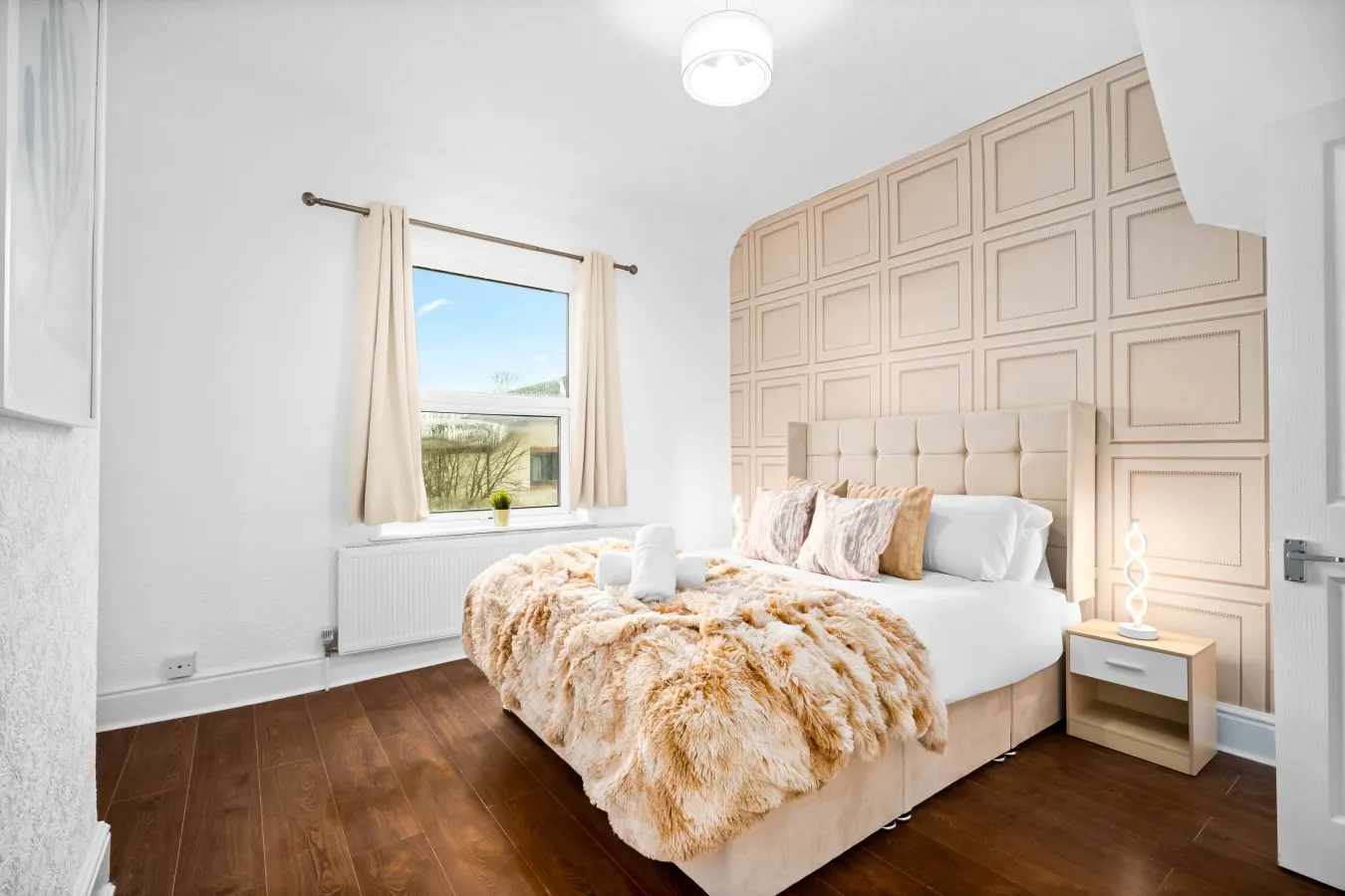 Modern Three Bedroom House - 6 Guests - Garden - Parking 3