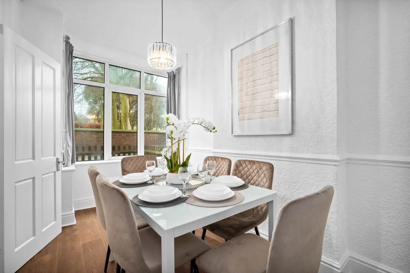 Modern Three Bedroom House - 6 Guests - Garden - Parking 5