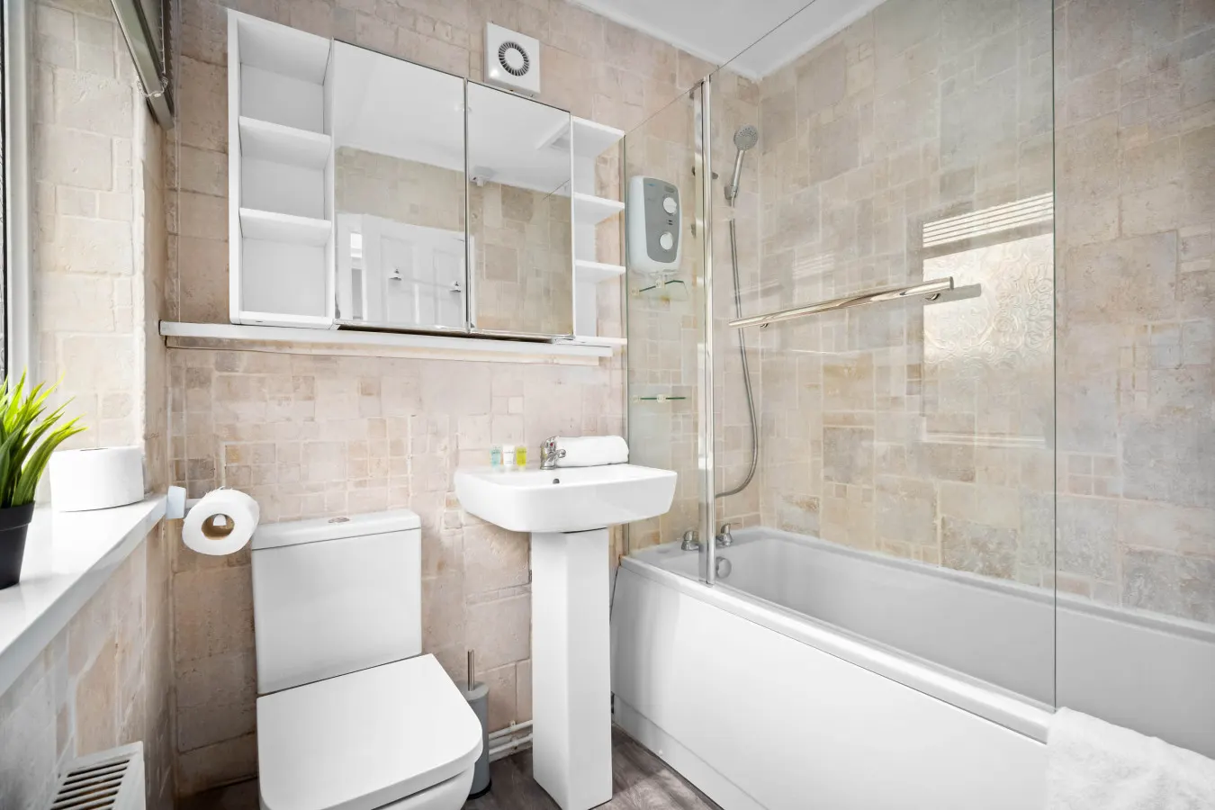 Modern Three Bedroom House - 6 Guests - Garden - Parking 7