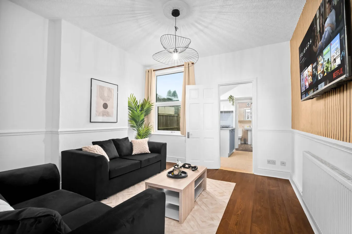 Modern Three Bedroom House - 6 Guests - Garden - Parking 8