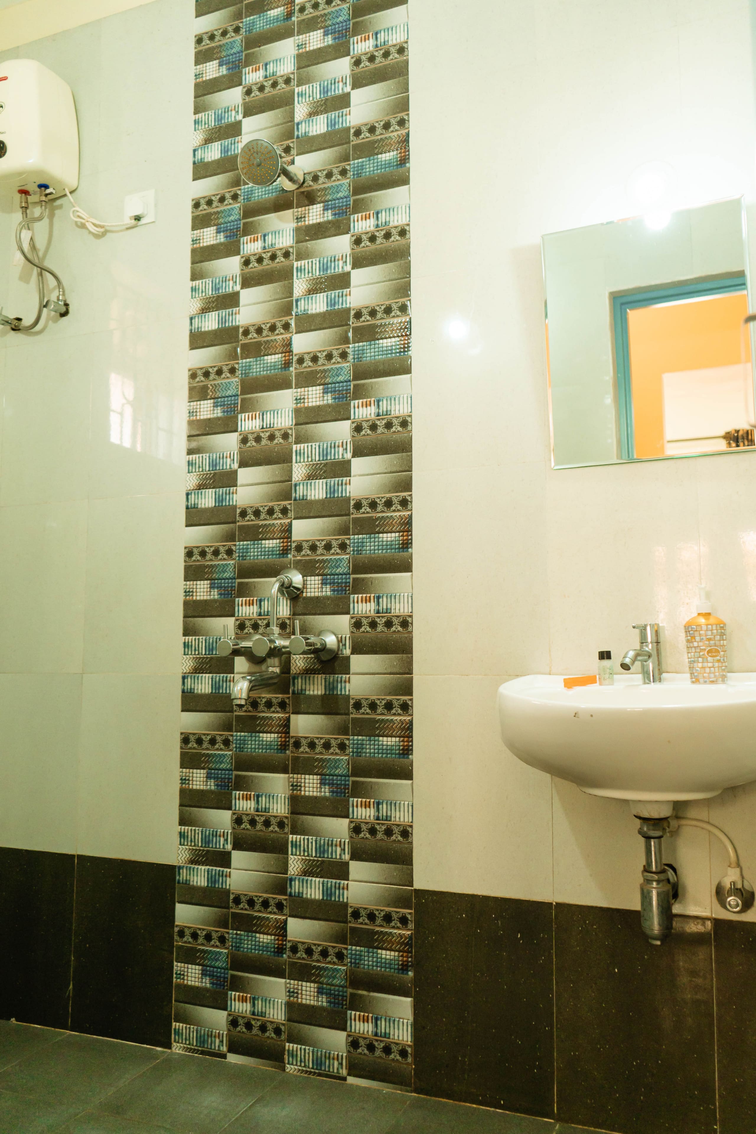 Tropical 3BHK Pool Pad • Varca 17