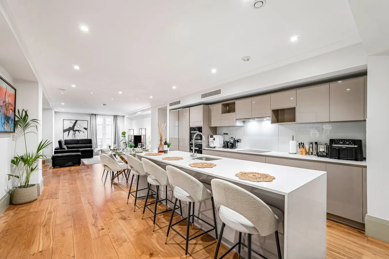 Mayfair 2-Bed | Hyde Park Views | Concierge & AC