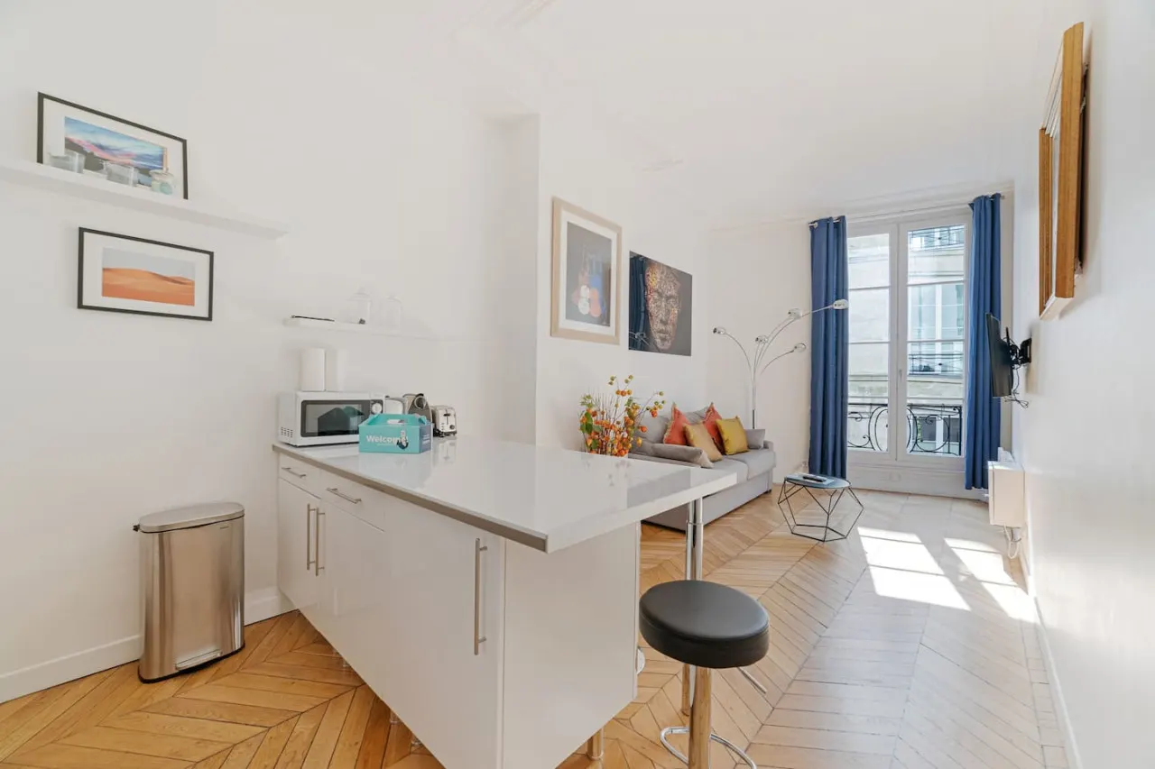 Luxe 1-BR Gem Steps from the Louvre & Opera 2