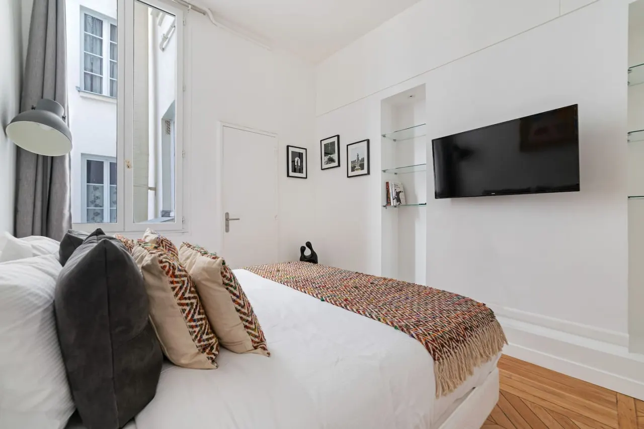 Luxe 1-BR Gem Steps from the Louvre & Opera 9