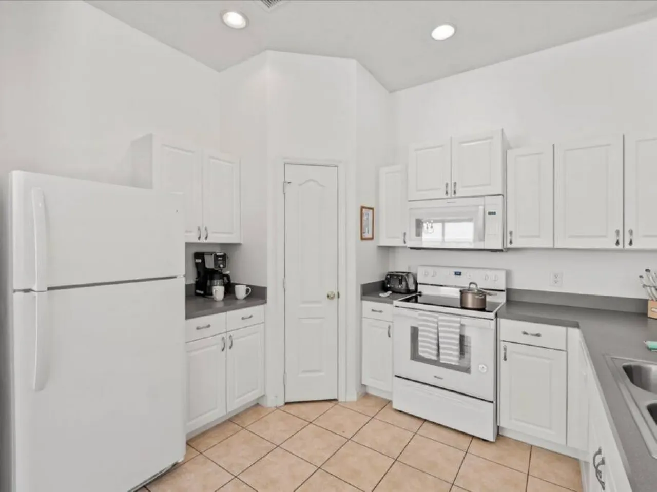 Spacious 4BR Retreat Pool, Games, Near Parks 10