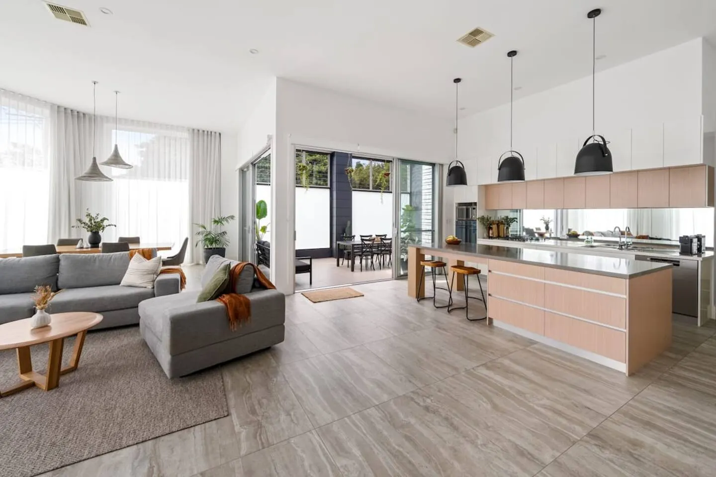 Industrial Luxe - Spacious - 2 Car - Local Eats 18