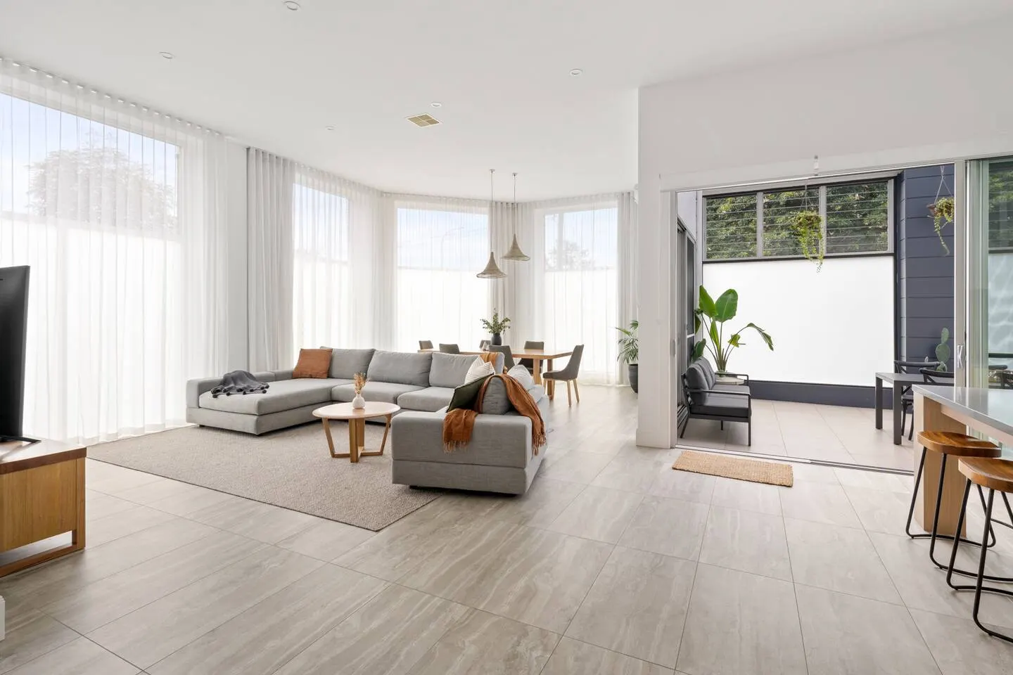 Industrial Luxe - Spacious - 2 Car - Local Eats 19