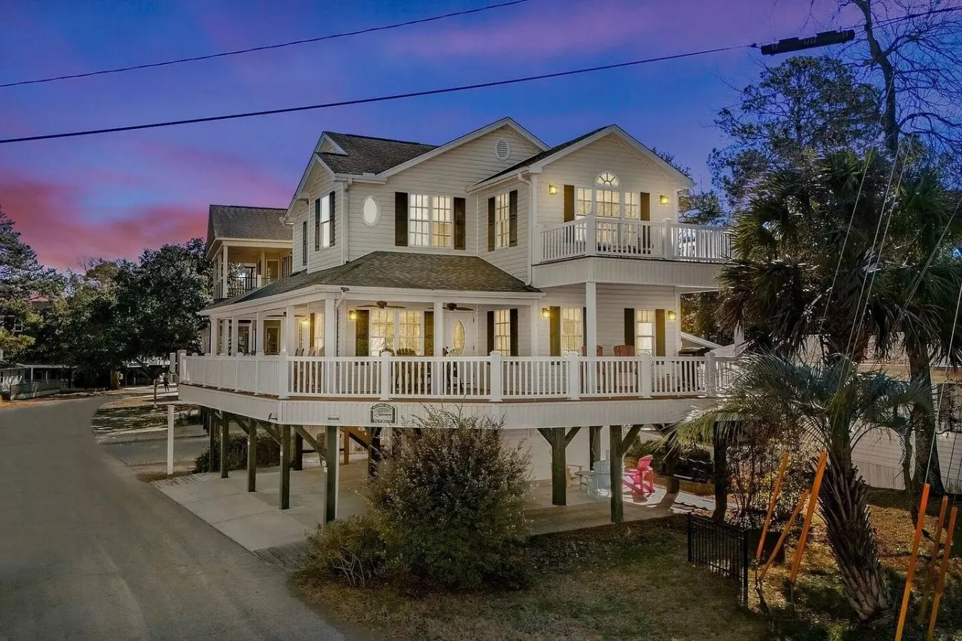 Short Walk to Beach Waterpark, Porch & Grill 7