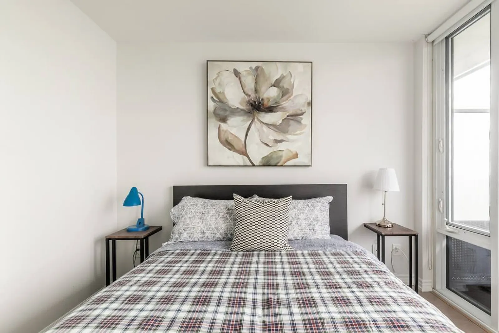 Modern 1BR Condo Central Stylish & Bright 9