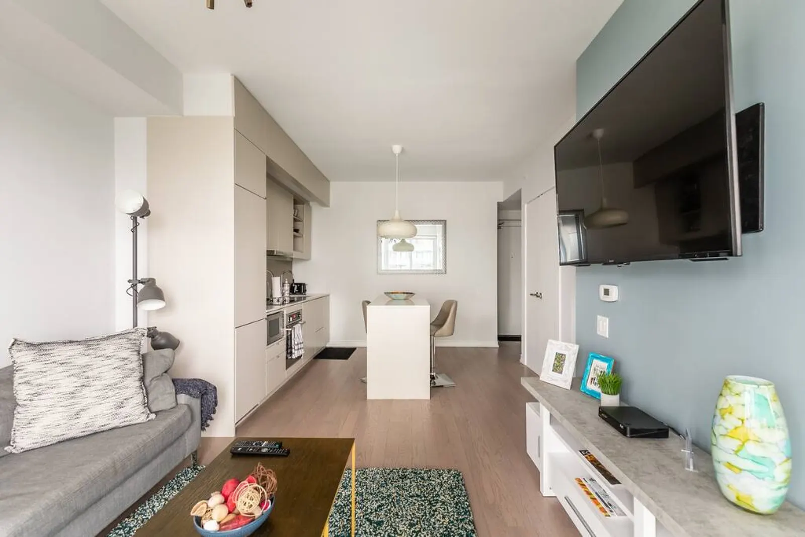 Modern 1BR Condo Central Stylish & Bright 10