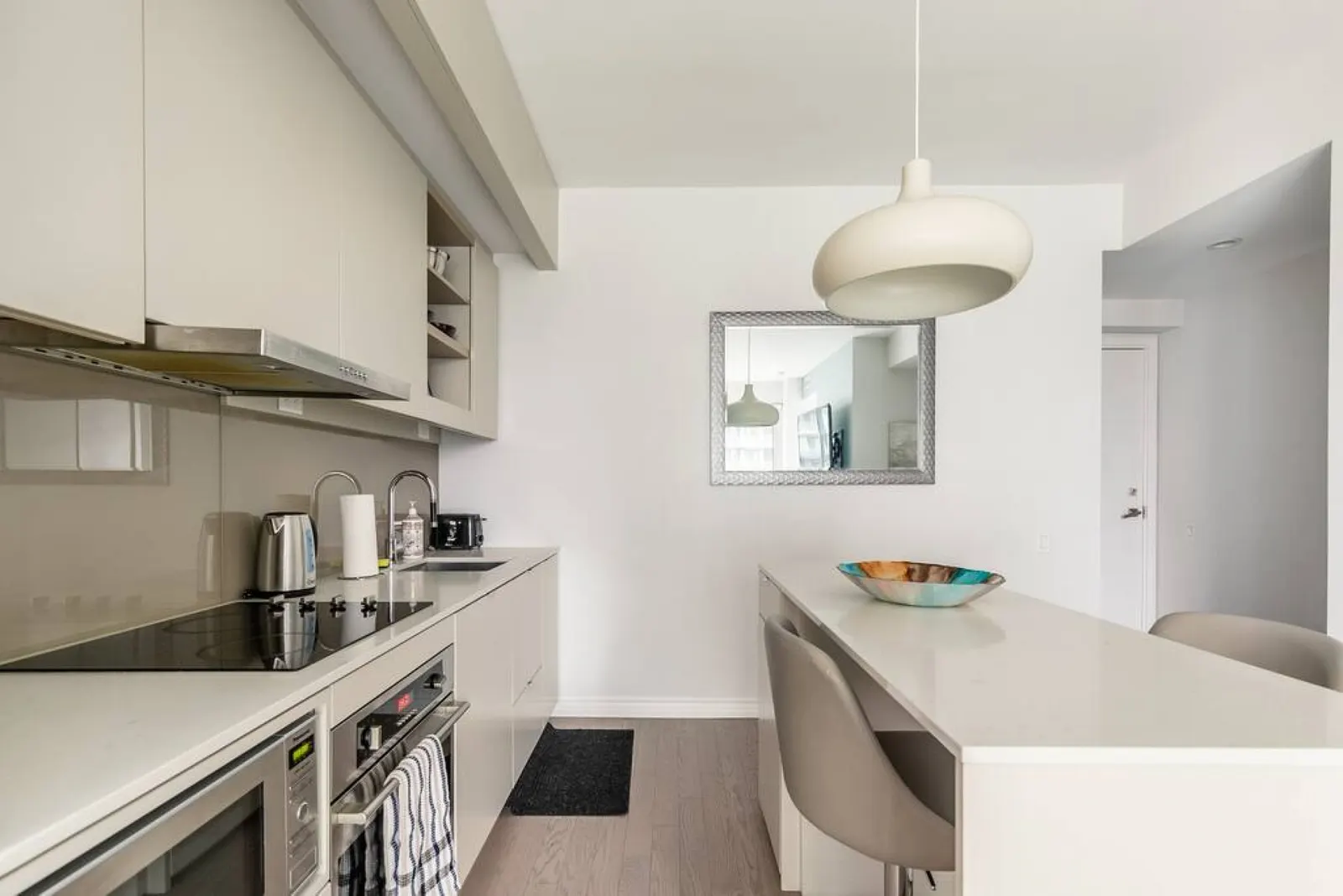 Modern 1BR Condo Central Stylish & Bright 11