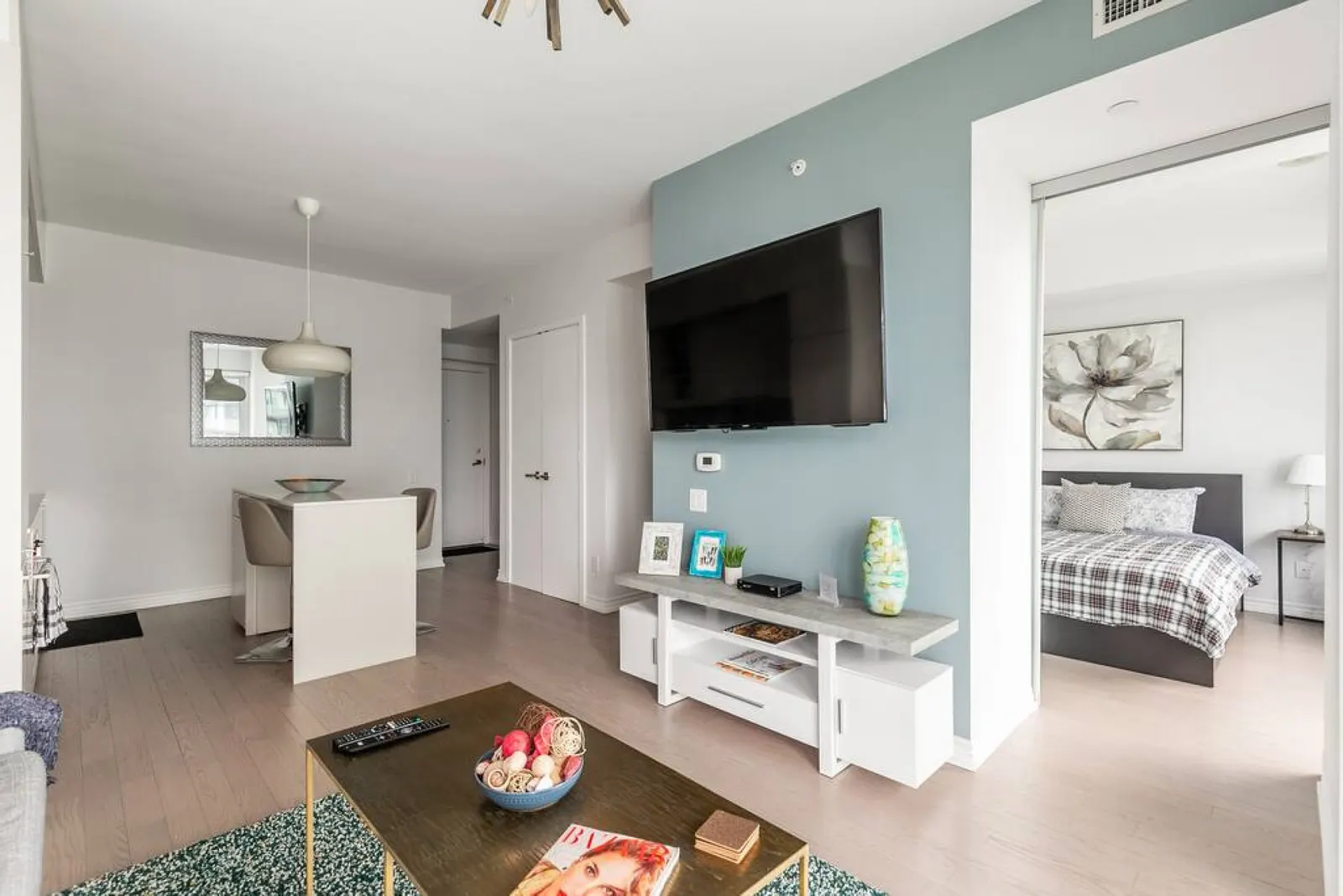 Modern 1BR Condo Central Stylish & Bright 13