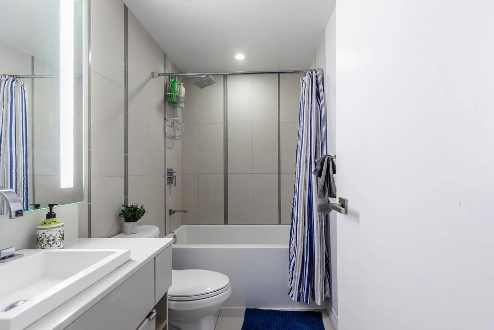 Modern 1BR Condo Central Stylish & Bright 14