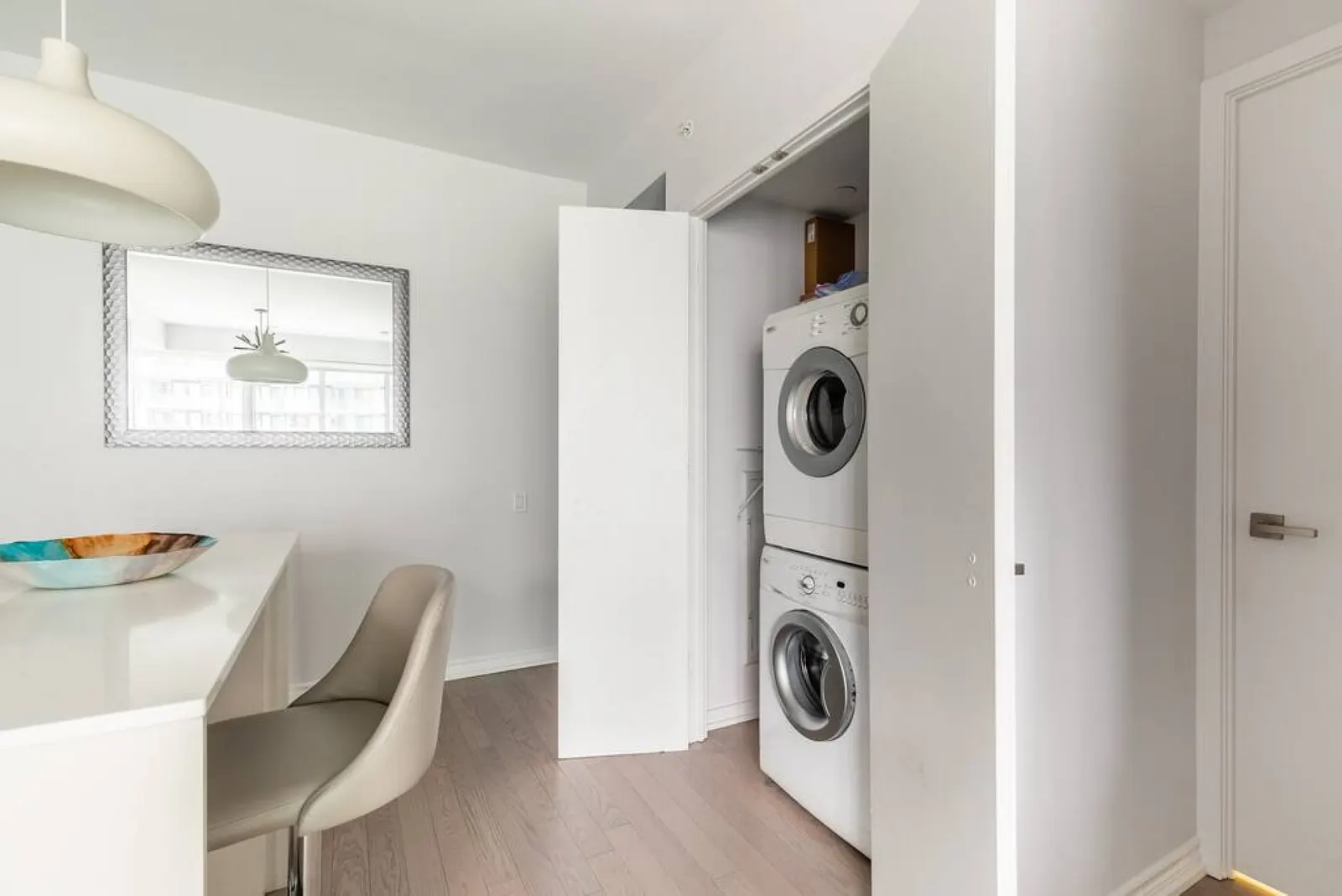 Modern 1BR Condo Central Stylish & Bright 15