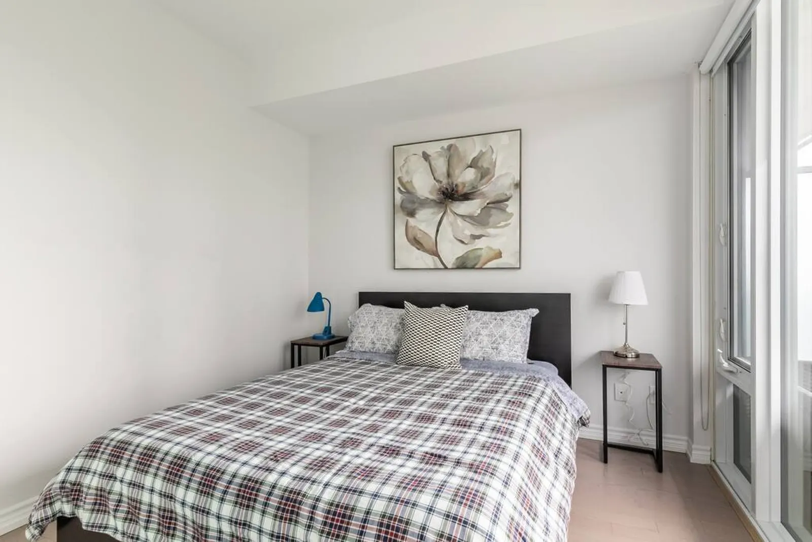 Modern 1BR Condo Central Stylish & Bright 16