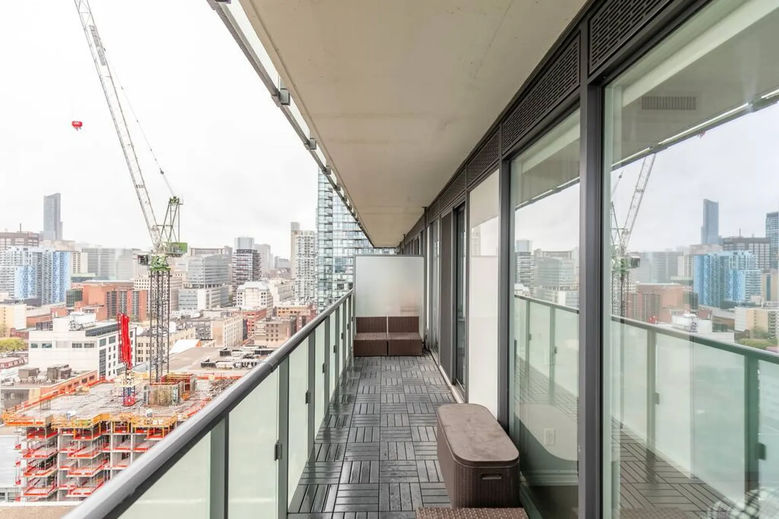 Modern 1BR Condo Central Stylish & Bright 17