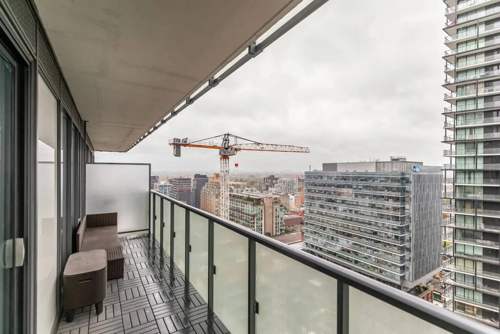 Modern 1BR Condo Central Stylish & Bright 18