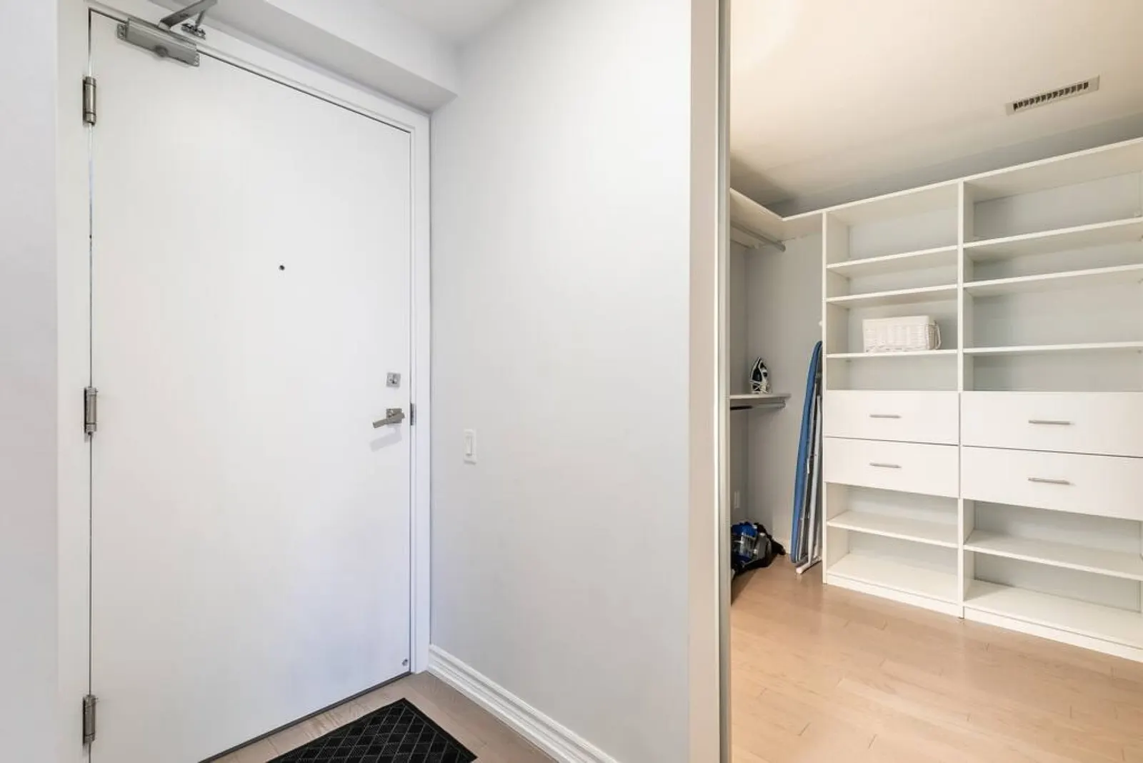Modern 1BR Condo Central Stylish & Bright 19