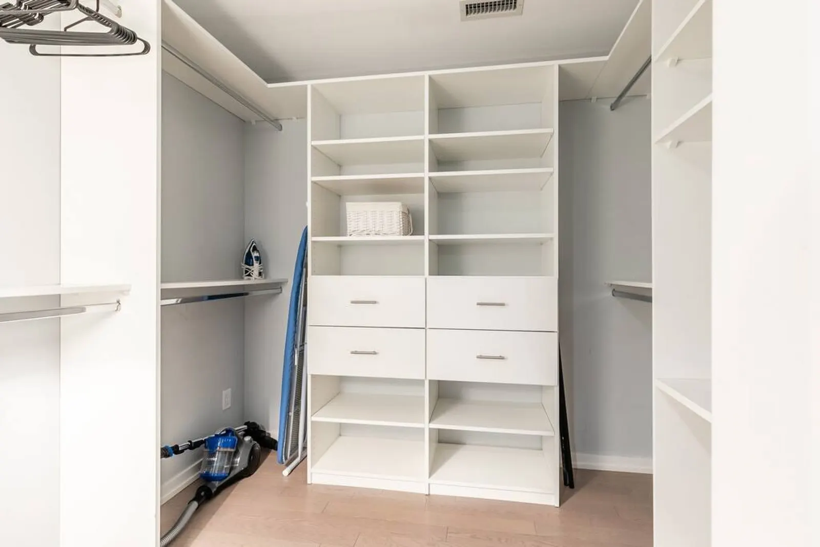 Modern 1BR Condo Central Stylish & Bright 20