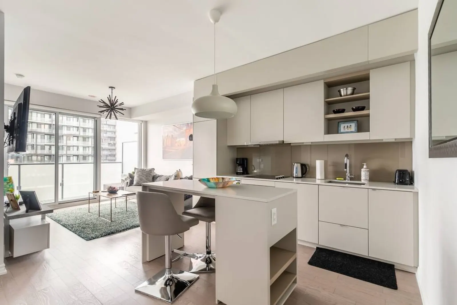 Modern 1BR Condo Central Stylish & Bright 6