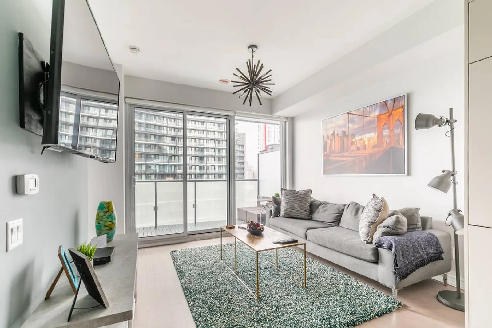 Modern 1BR Condo Central Stylish & Bright 7