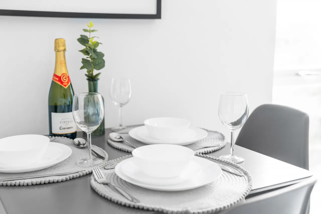 Stylish 2 Bed Apartment - Parking - Smart TV - WIFI 7