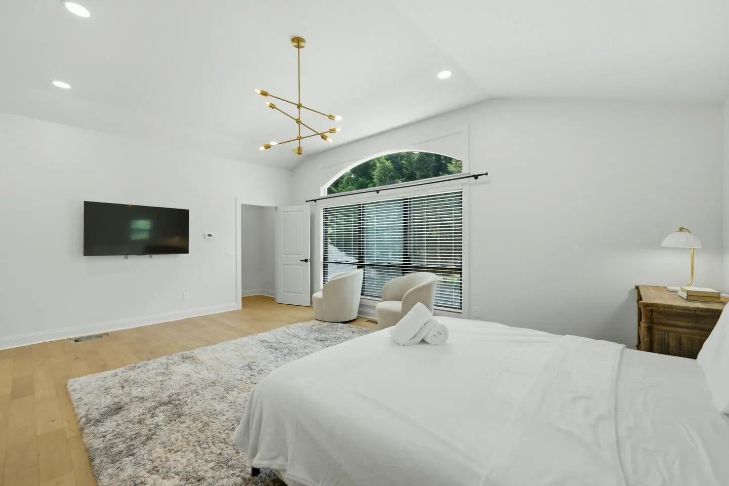 Spacious 5BR Home in East Roswell Park 14