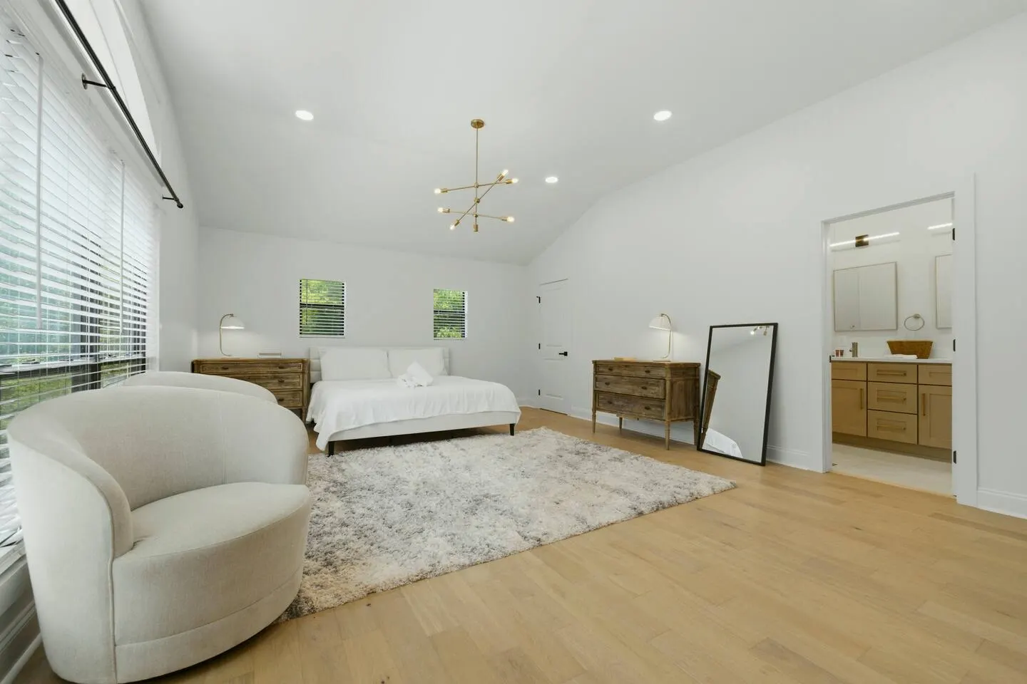 Spacious 5BR Home in East Roswell Park 15