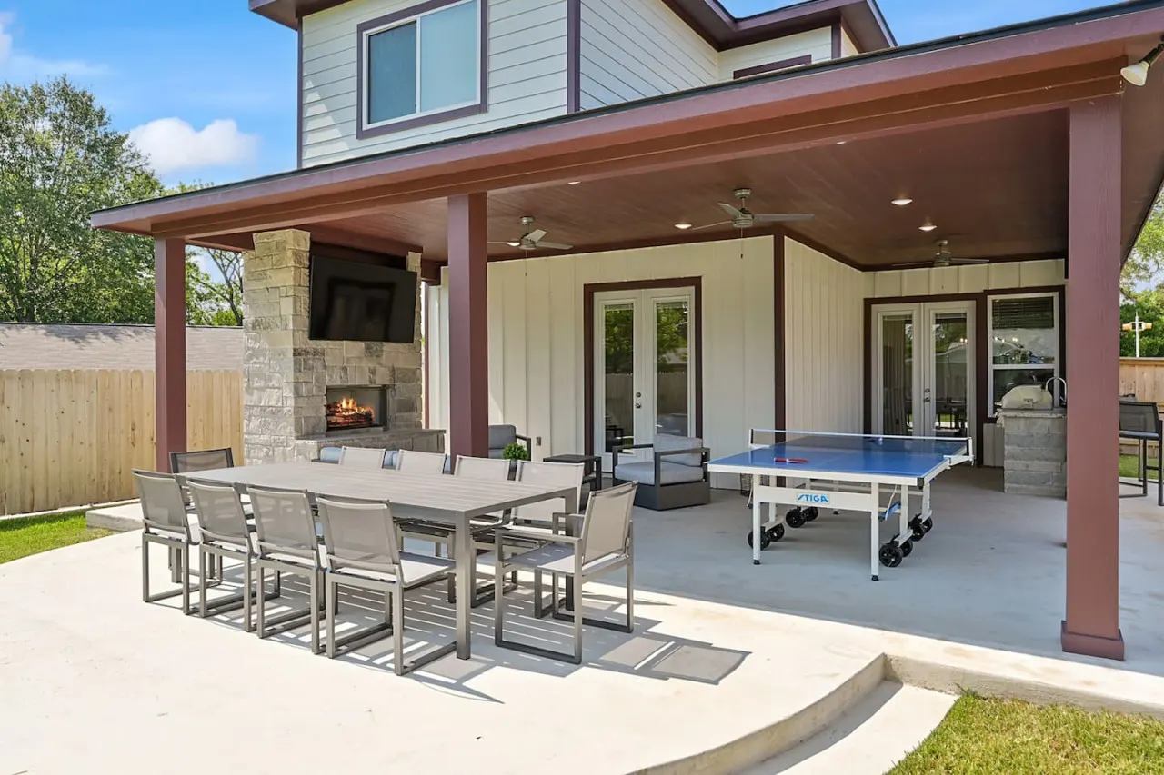 Aggieland Crossing ~ Huge Gameday Backyard! 20