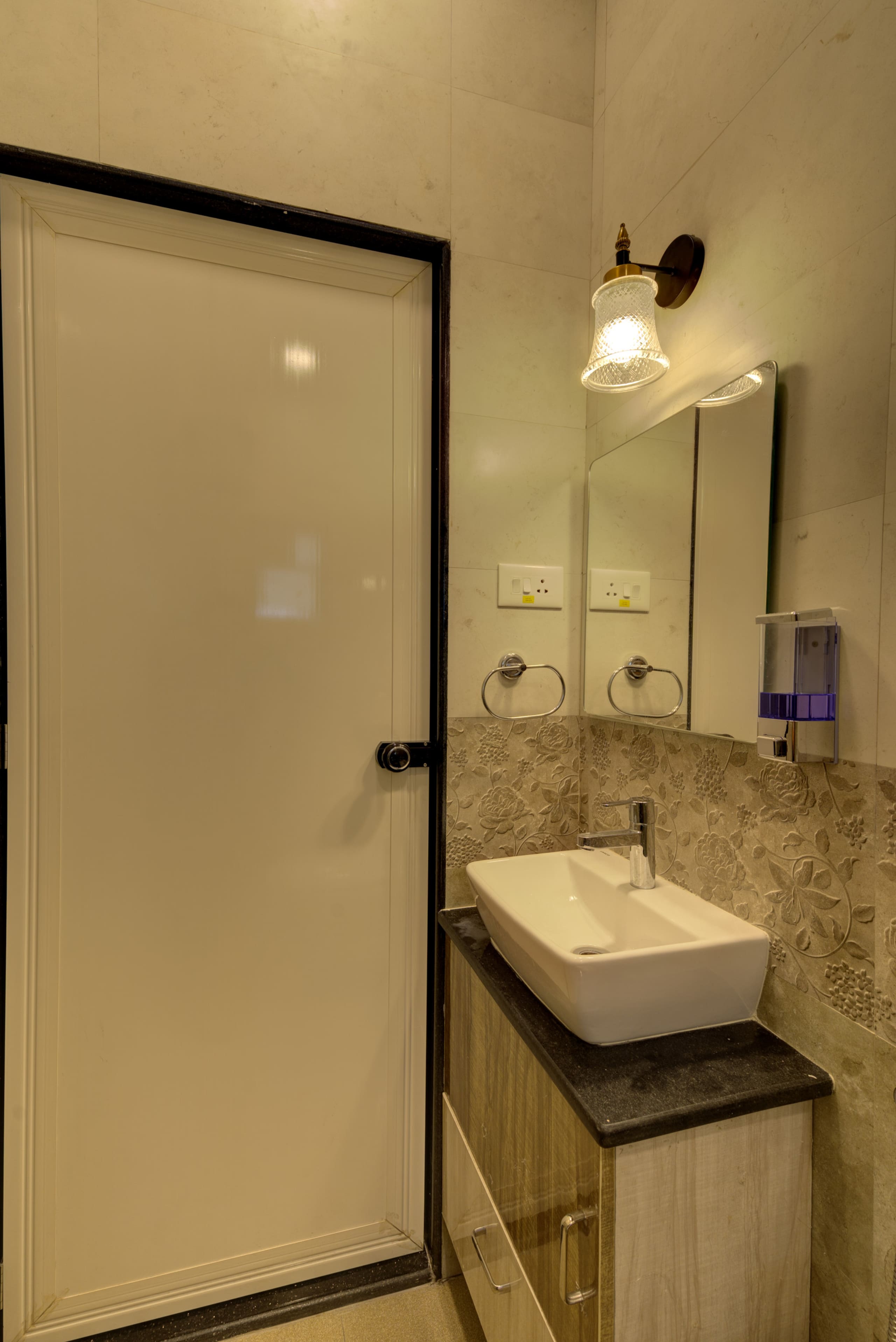 102 | Cozy 1bhk apt in Ambelim | 50m walk to river 10