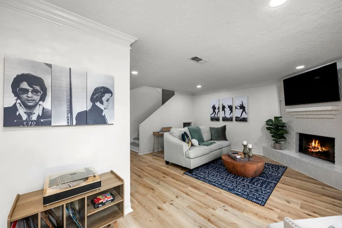 Two Connected Townhomes for 19 Group Stays, Walk to Dining, Montrose 8