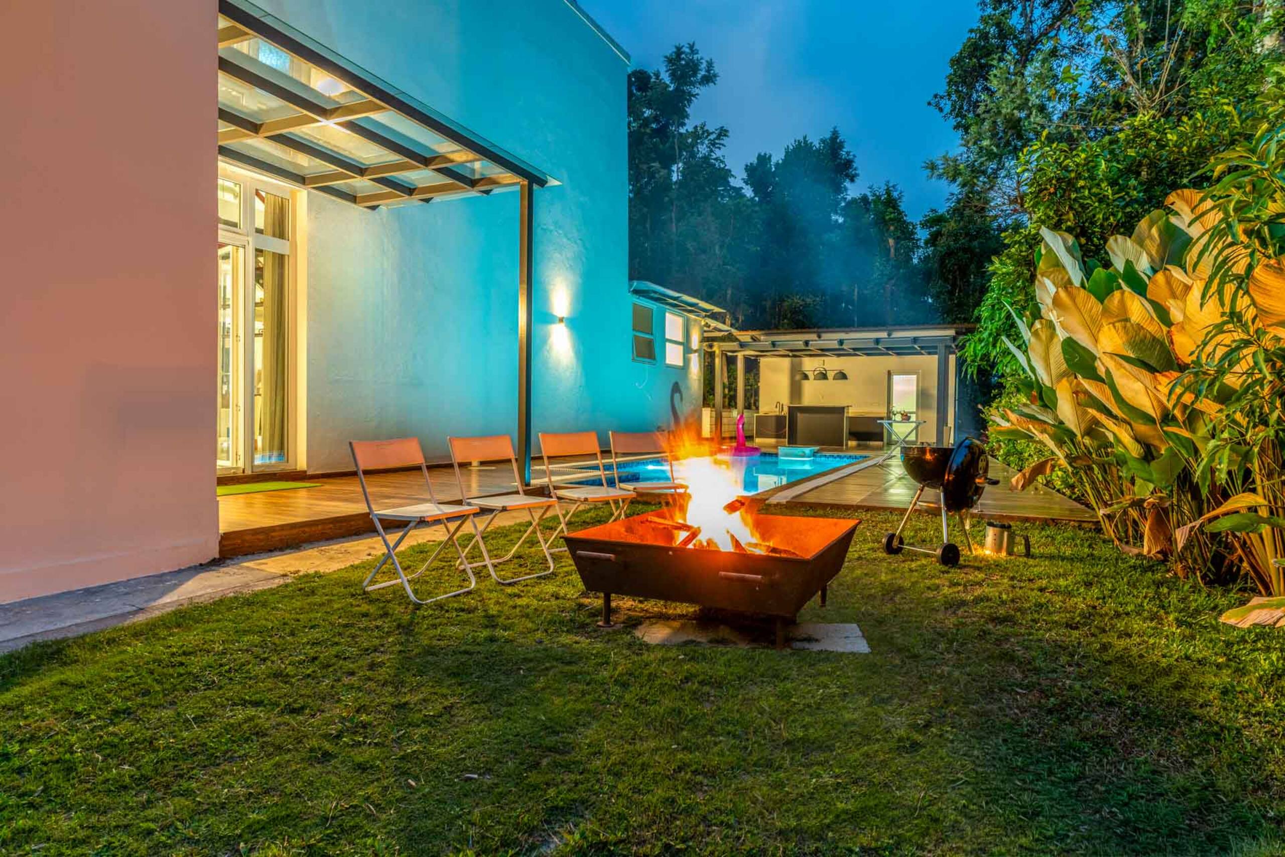 StayVista at Villa Mandimane w/ Bonfire & Pool — foto 4