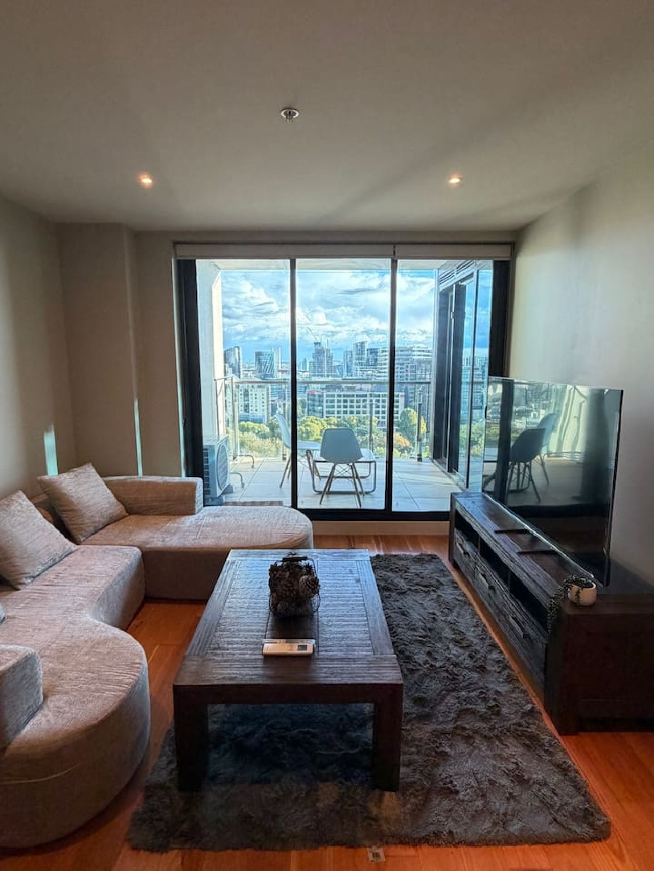 City central park 3 bedroom(8 guests) 2 carpark 1