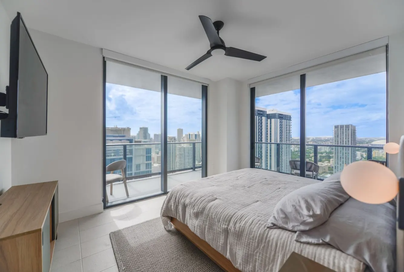 Chic 2/2 Condo with City views 9