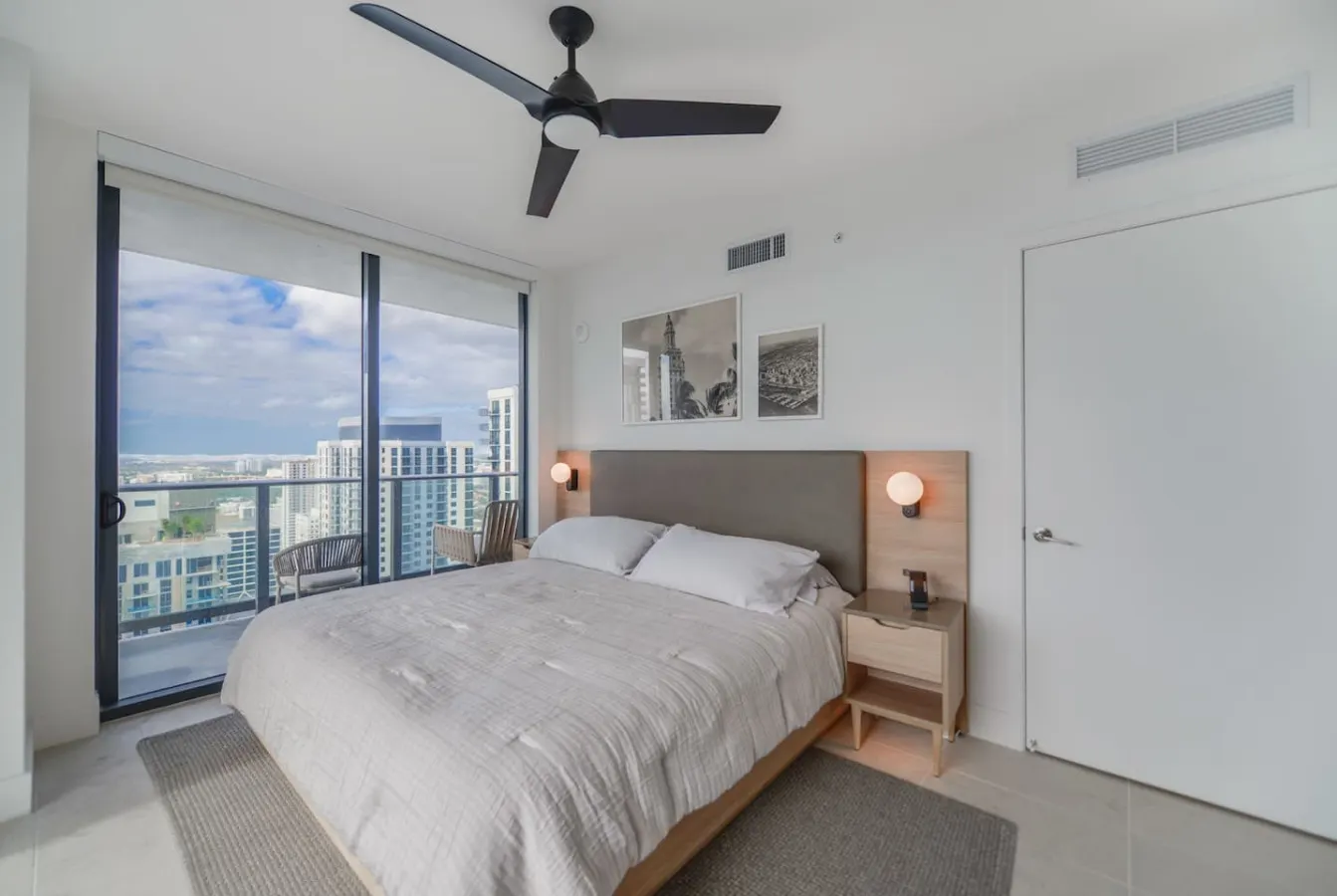 Chic 2/2 Condo with City views 10