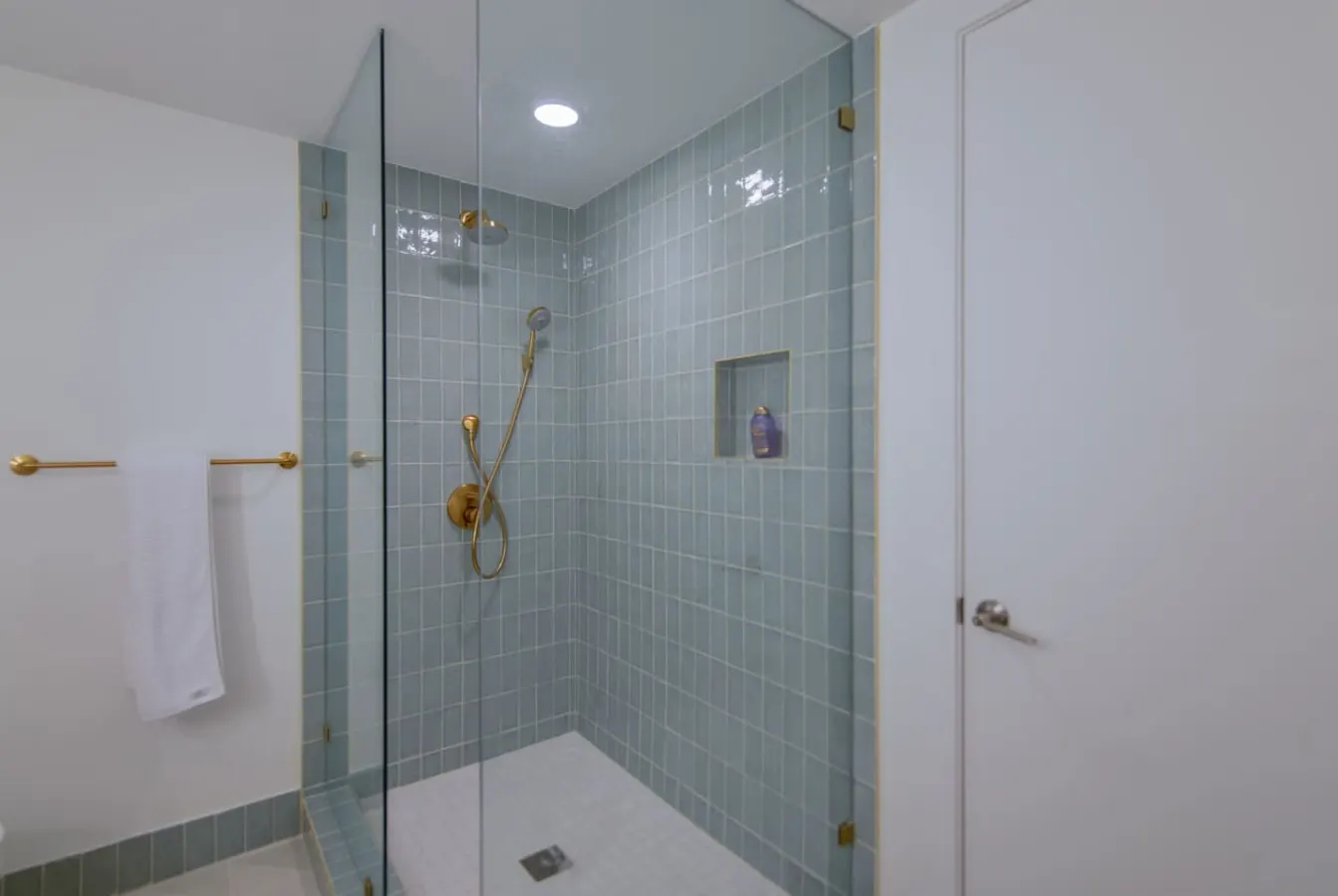 Chic 2/2 Condo with City views 13
