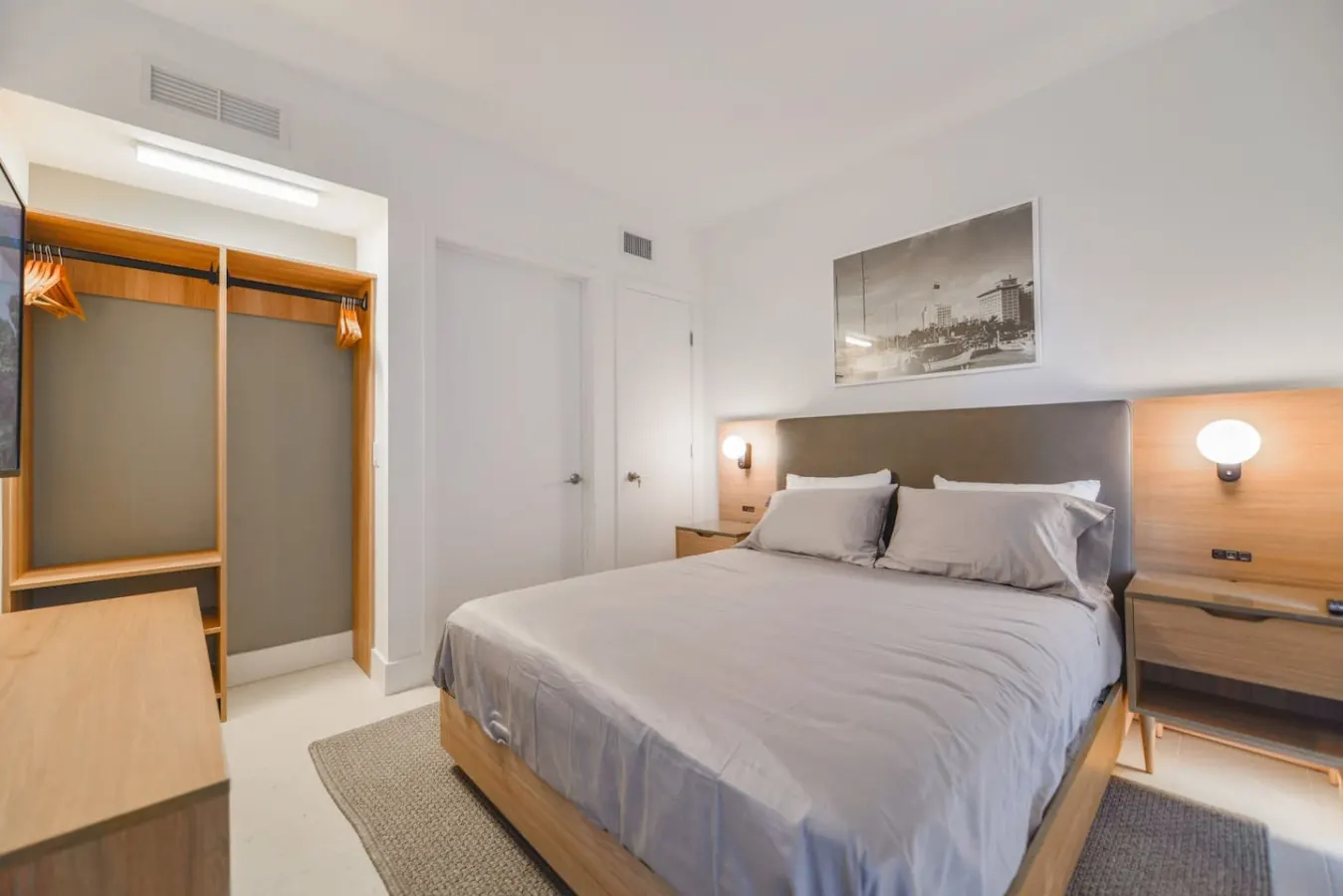 Chic 2/2 Condo with City views 16