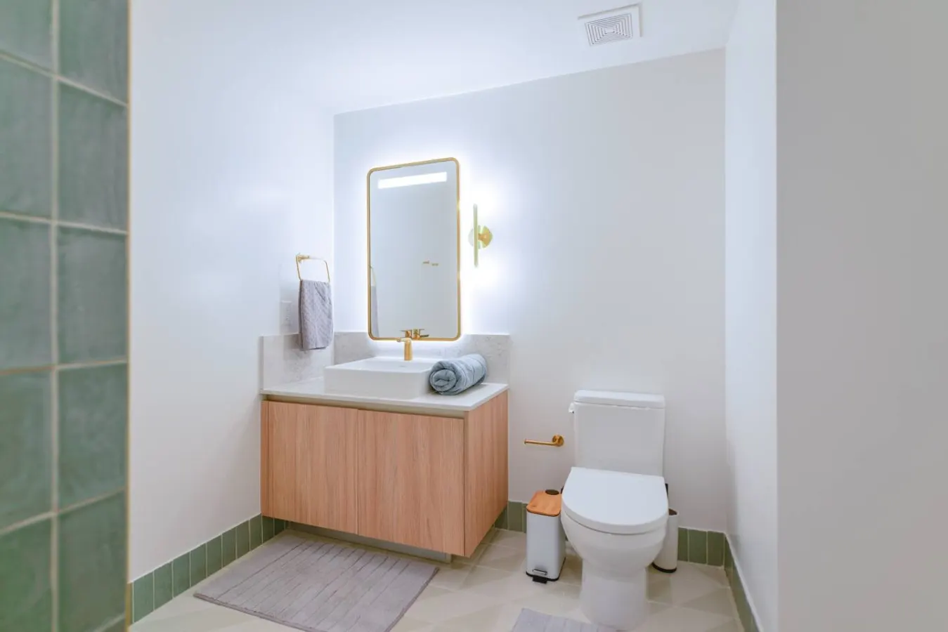 Chic 2/2 Condo with City views 17