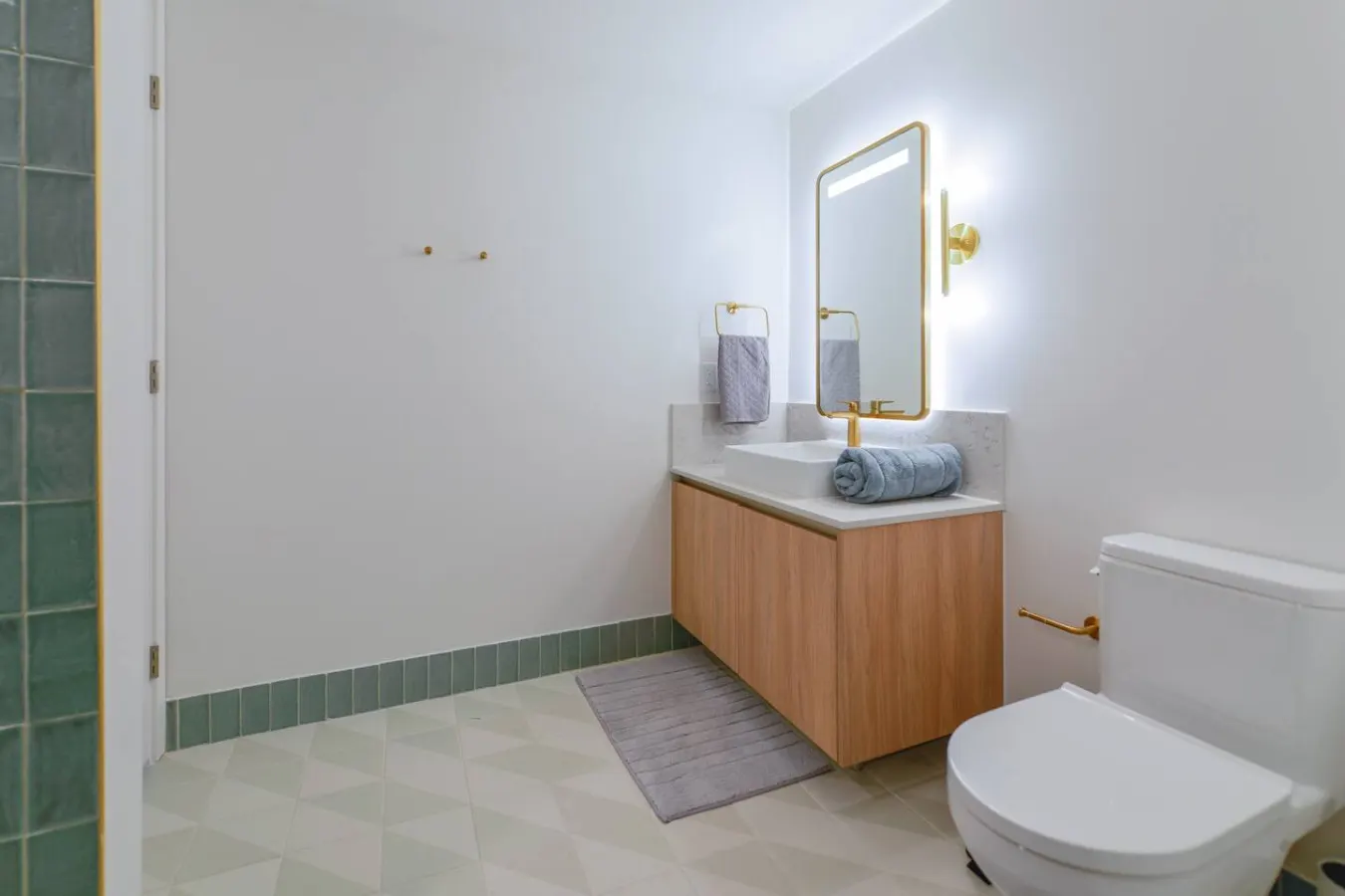 Chic 2/2 Condo with City views 18